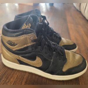 Nike Air Jordan 1 Mid Black Metallic Gold Size Men 7 Womens 8.5